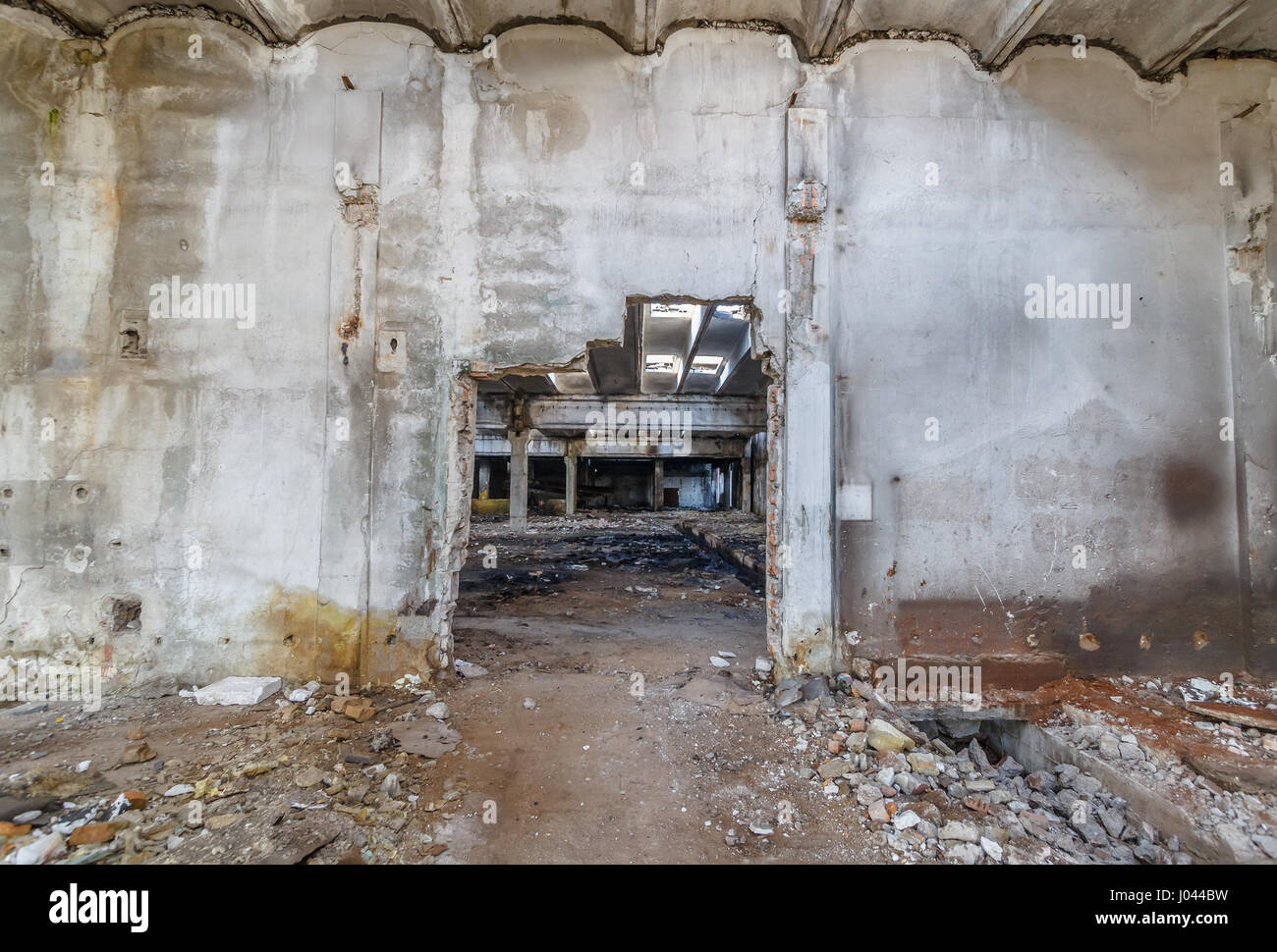 Interior de la antigua fábrica de los edificios destruidos. Ruinas de empresa industrial abandonado. Espacio vacío. Foto de stock