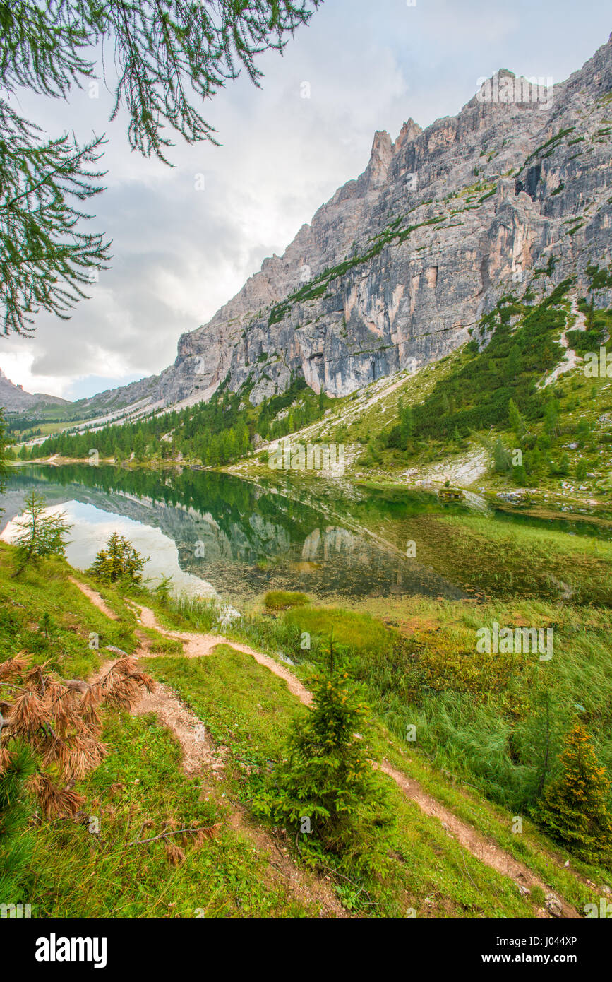 Dolomitas reflejado en el lago de federación, Croda da Lago de las montañas. Italiano maravillosos paisajes de montaña, reflexiones sobre el agua. Bosques, Árboles y senderos Fotografía de stock - Alamy Dolomitas reflejado en el lago de federación, Croda da Lago de las montañas. Italiano maravillosos paisajes de montaña, reflexiones sobre el agua. Bosques, Árboles y senderos Fotografía de stock - Alamy