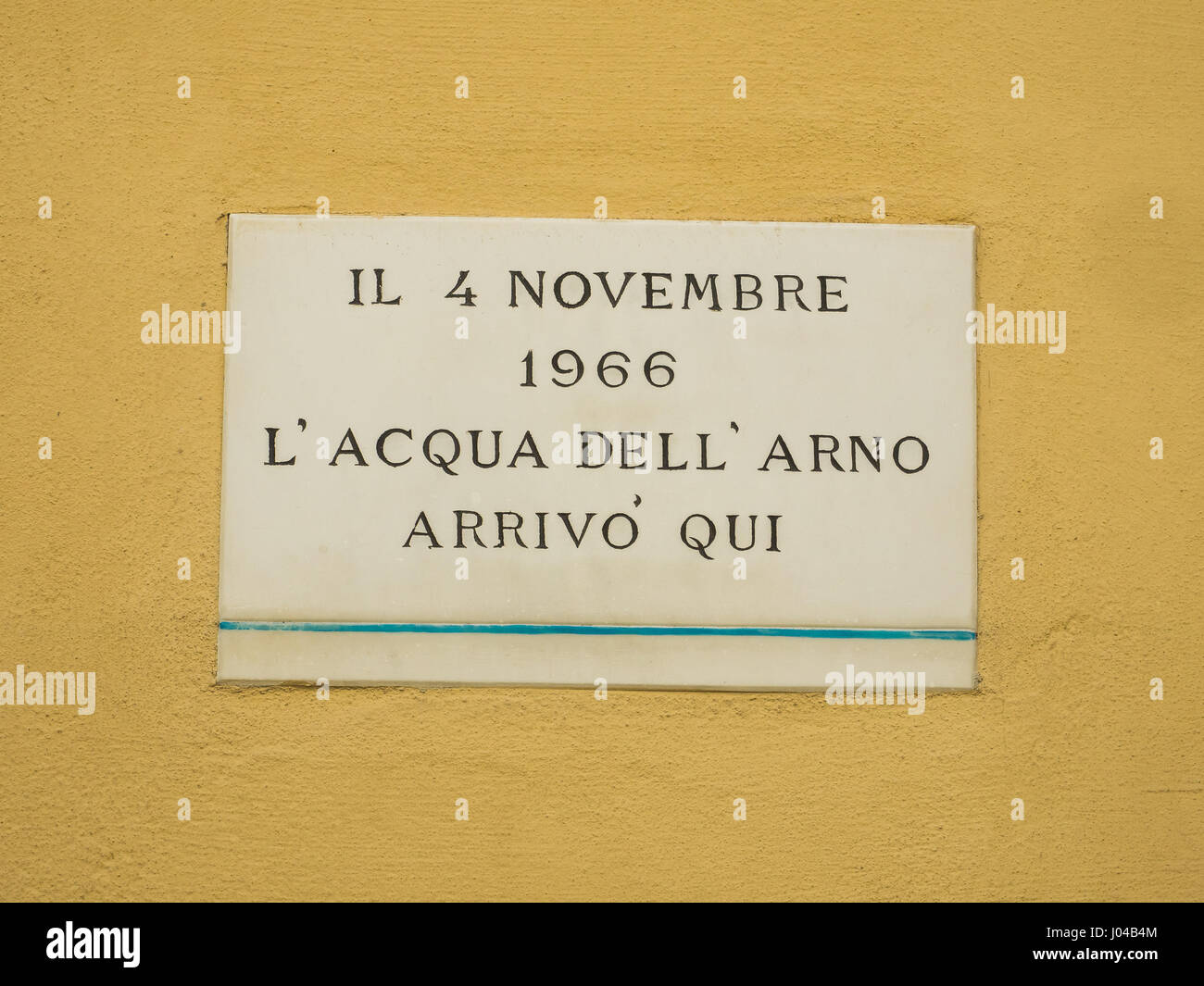 Los niveles de inundación del río Arno, que alcanzó el 4 de noviembre de 1966 (6,7 m/22 pies) en el centro de Florencia, Toscana, Italia Foto de stock