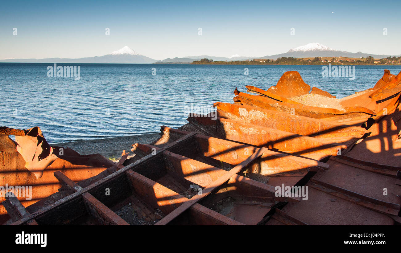 Lago lago Llanquihue en Puerto Varas, en la Patagonia chilena, con las montañas volcánicas de Osorno y Calbuco más allá. Foto de stock