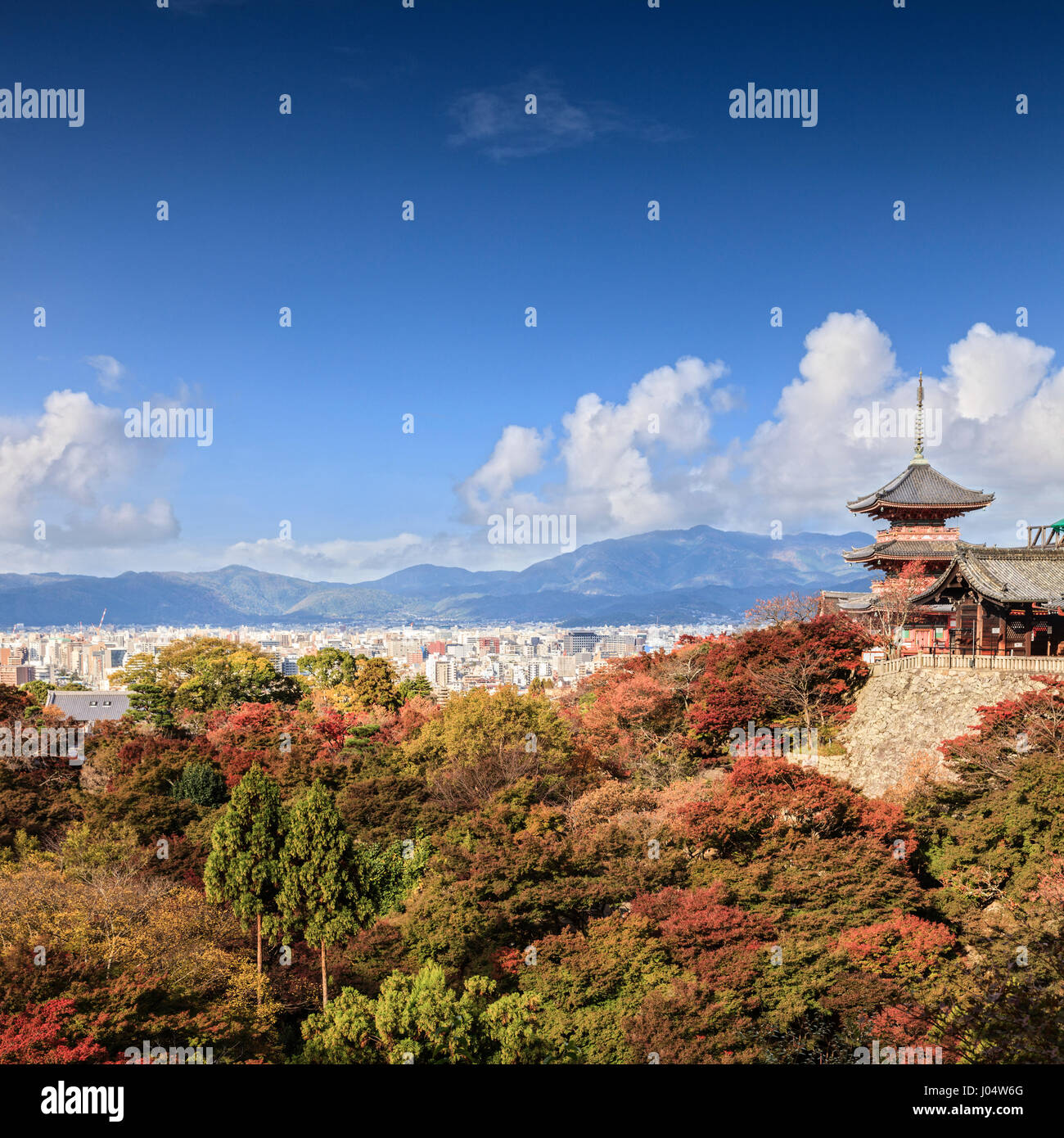 El Protocolo de Kyoto, el templo Kiyomizu-dera, Japón - El templo más visitado en Kyoto, Japón, es Kiyomizu-dera y sus jardines de colores del otoño, con la ciudad o Foto de stock