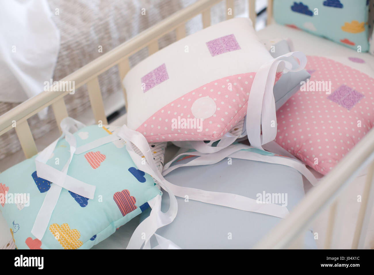 Cama bebé con almohadas Foto de stock