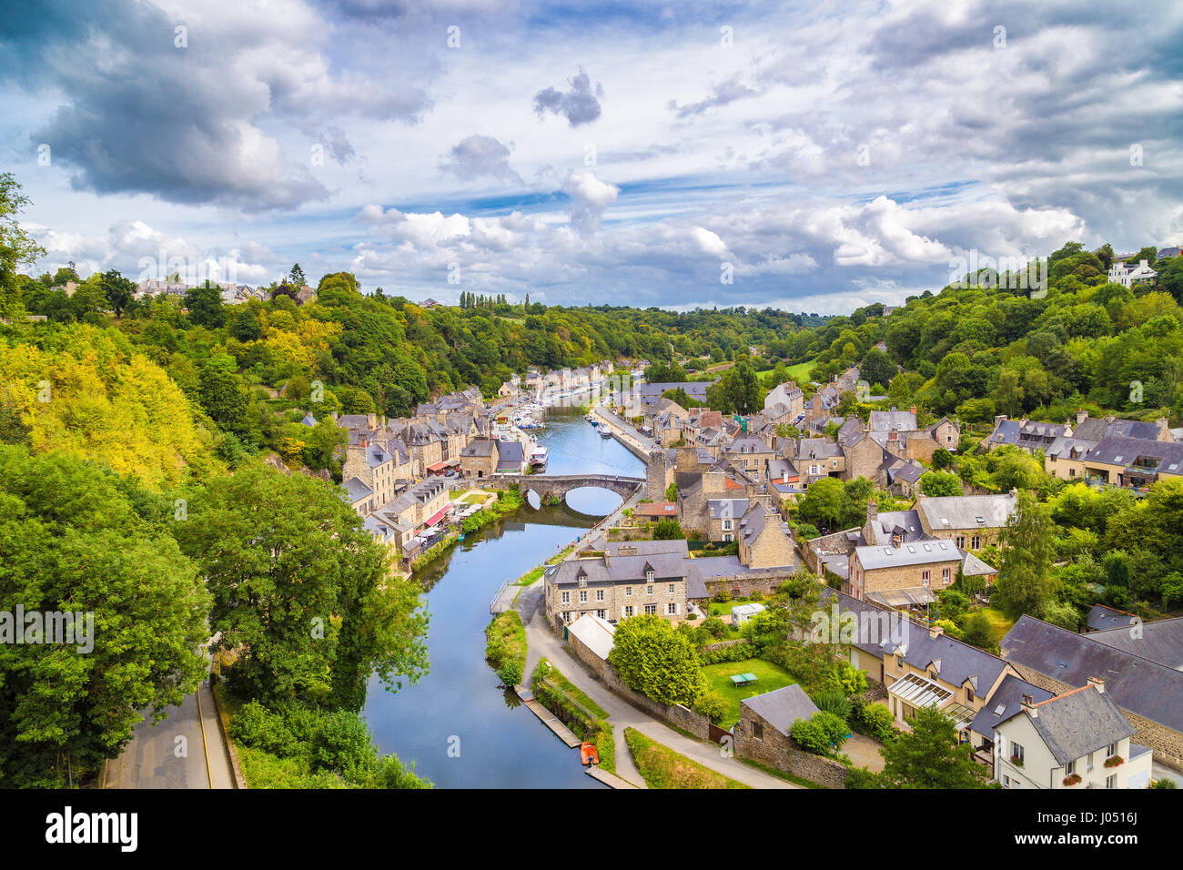 Vista aérea del casco histórico de la ciudad de Dinan con río Rance con dramáticas cloudscape, Cotes d'Armor, Bretaña, departamento noroeste de Francia Foto de stock
