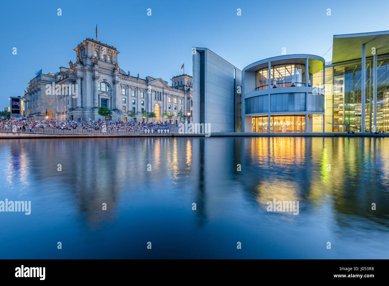 Vista panorámica del distrito gubernamental de Berlín moderno con el famoso edificio Reichstag y el río Spree iluminada en el crepúsculo del atardecer hermoso post Foto de stock