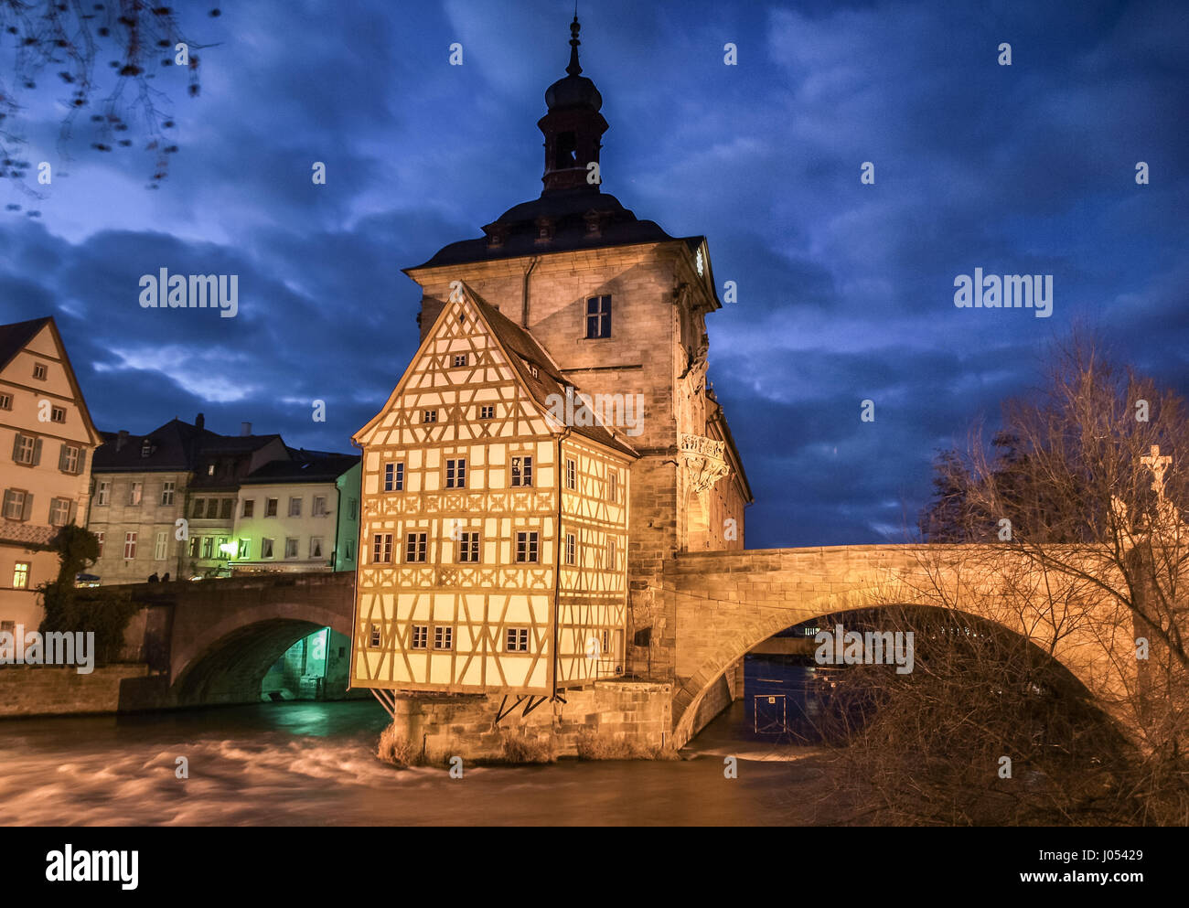 Classic vista panorámica del famoso ayuntamiento de la ciudad vieja de Bamberg con el río Regnitz fluyendo en el hermoso crepúsculo al atardecer, Oberfranken región, Baviera Foto de stock