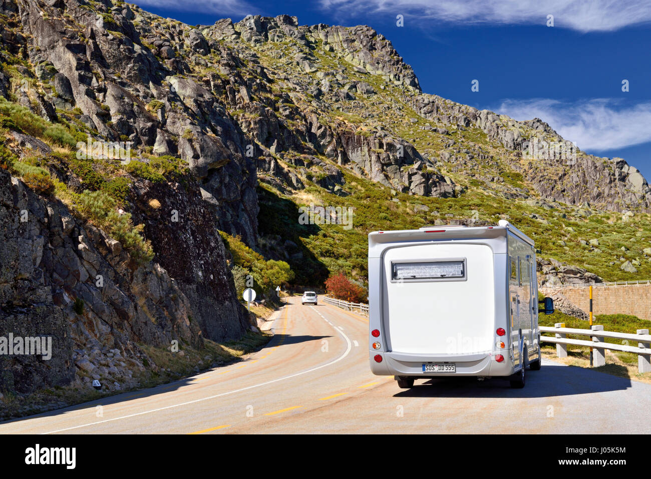 Motor de la casa aparcamiento en una carretera de montaña con vistas espectaculares Foto de stock