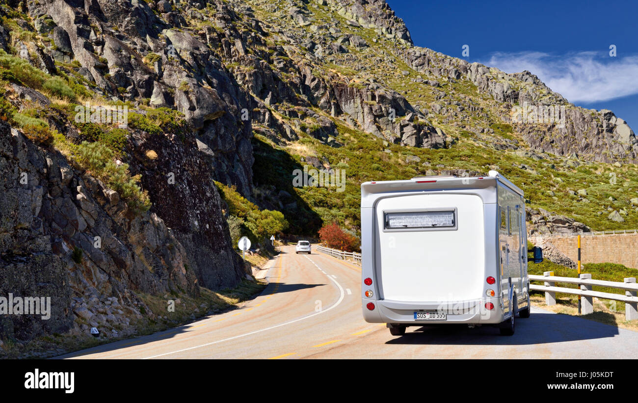 Motor de la casa aparcamiento en una carretera de montaña con vistas espectaculares Foto de stock