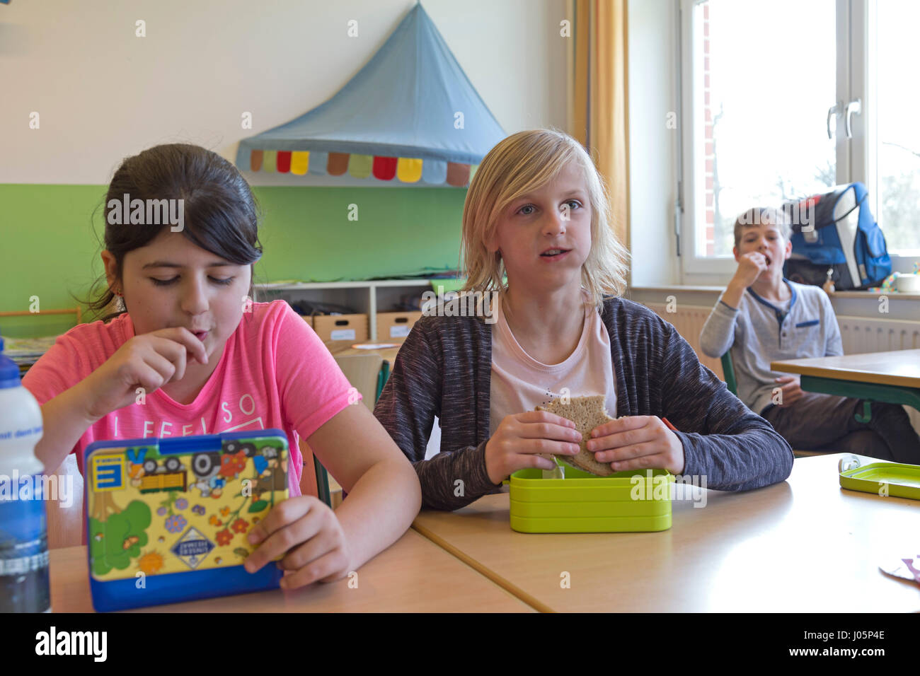 Los alumnos de la escuela primaria de comer su desayuno, Baja Sajonia, Alemania Foto de stock