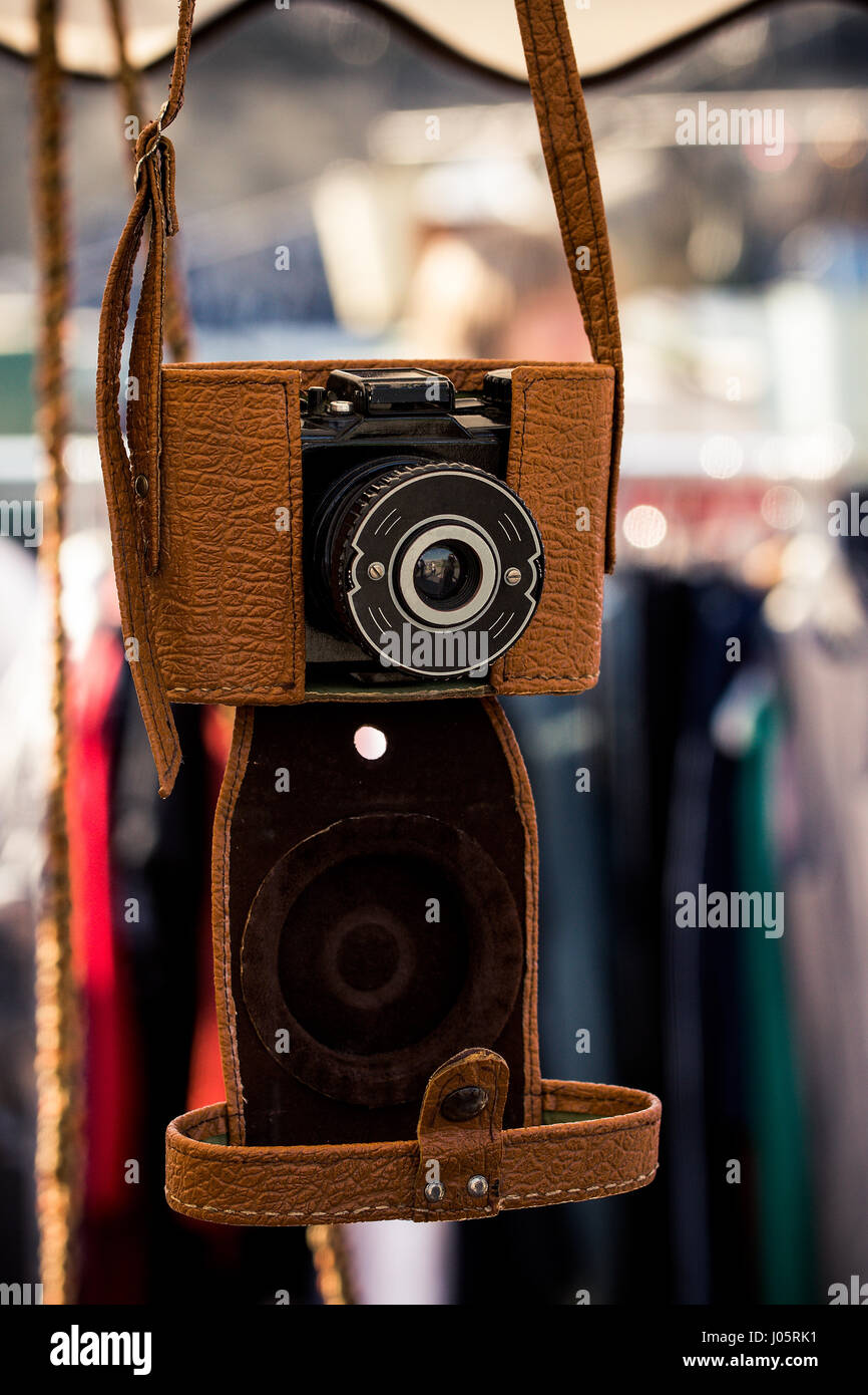 Antigua cámara analógica vintage en una funda de cuero marrón claro  Fotografía de stock - Alamy