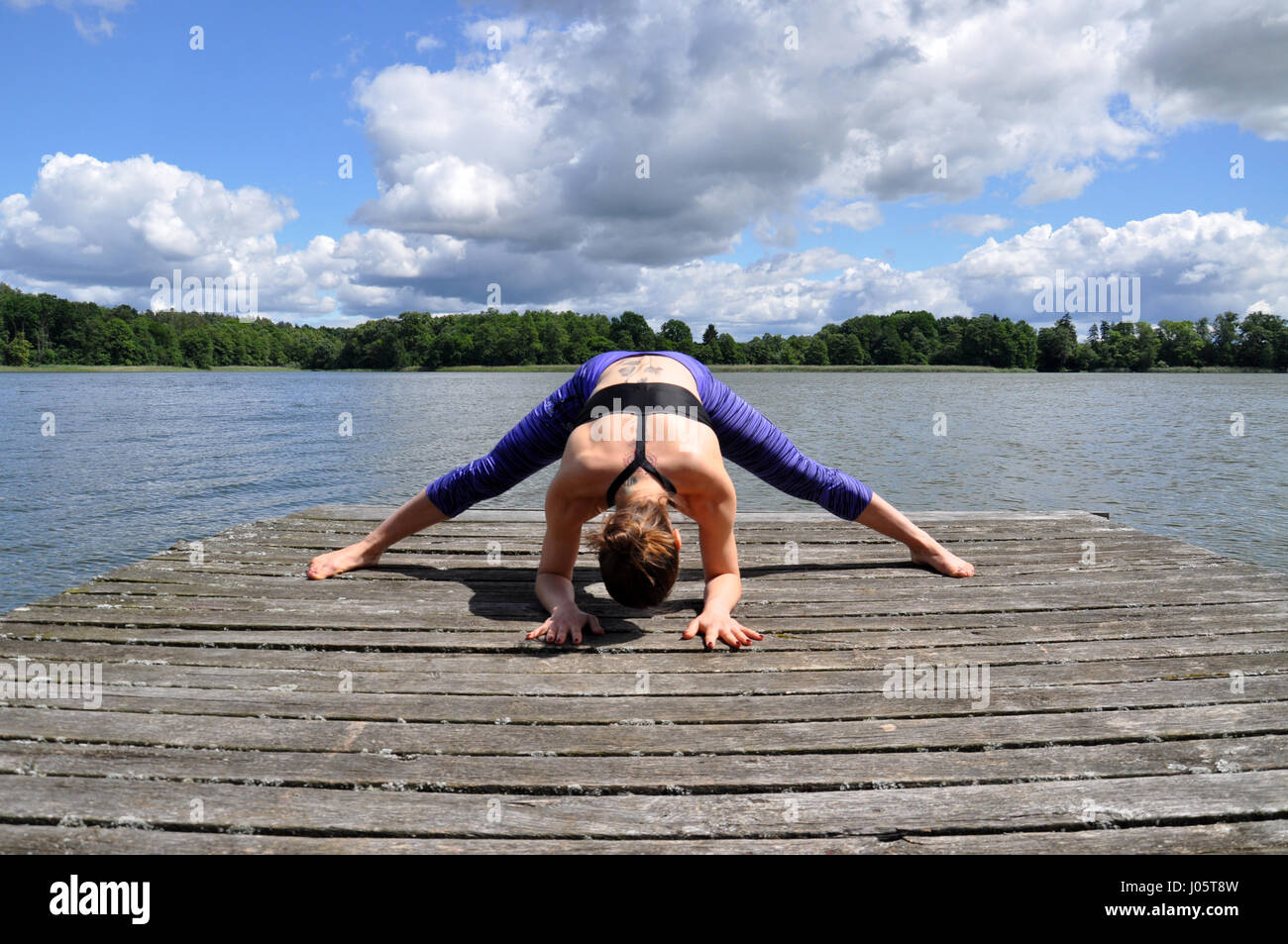 Mujer joven, hacer, yoga, en el lago