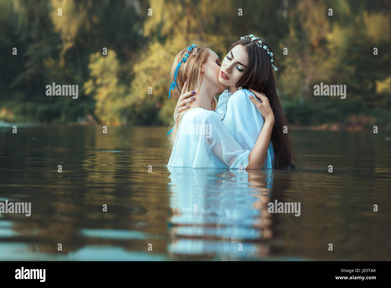 Dos Mujeres Lesbianas Se Acarician Mientras Está Parado En Agua Fotografía De Stock Alamy