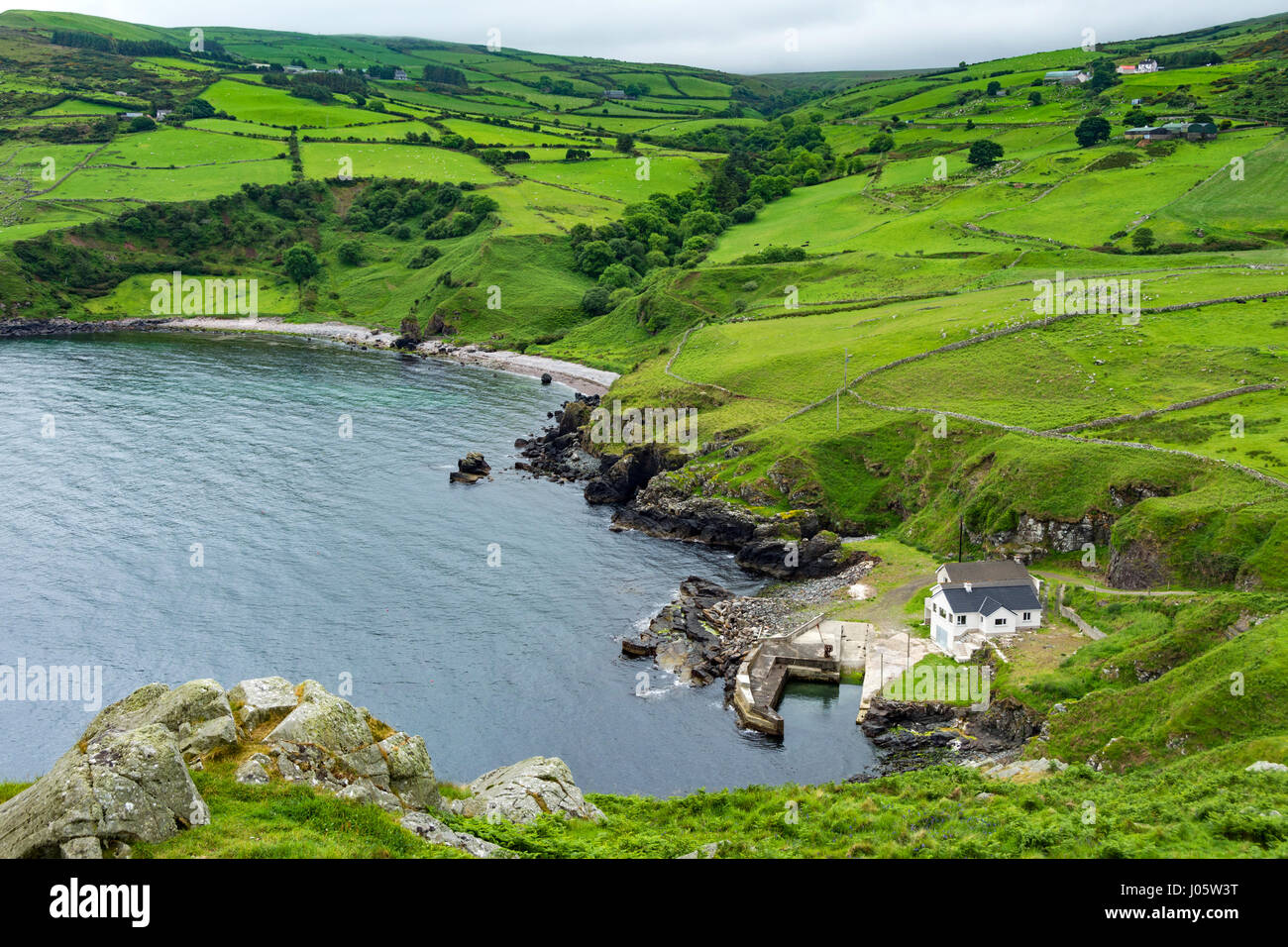 Puerto aleen Bay desde Torr Head, Condado de Antrim, Irlanda del Norte, REINO UNIDO Foto de stock