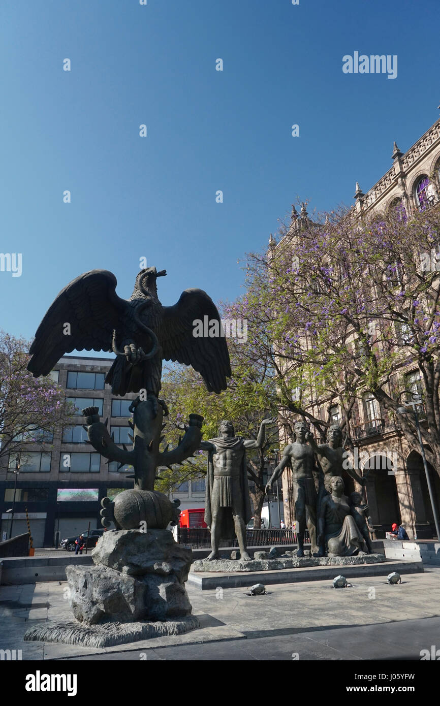 El centro histórico de la Ciudad de México, México. En la Ciudad de México monumento en conmemoración de la fundación de Tenochtitlan. Foto de stock