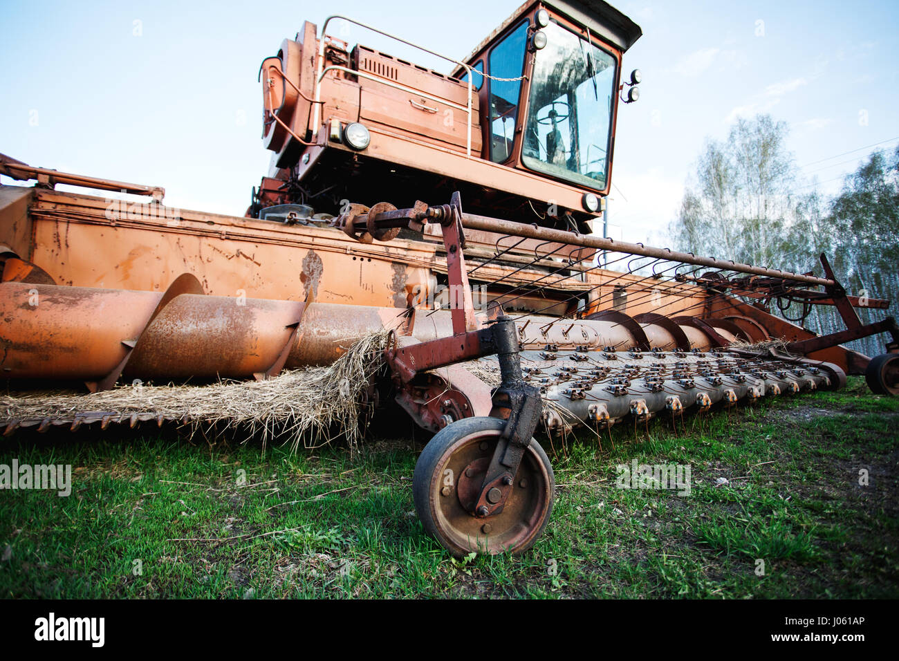 Antigua máquina agrícola oxidada, concepto rural Foto de stock