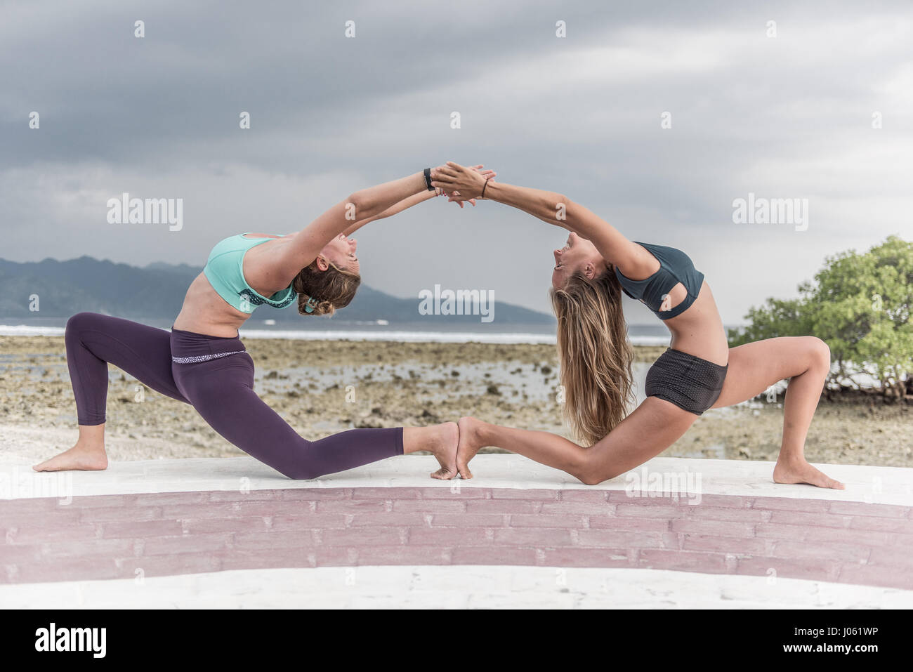 Satisfacer el sorprendente campeón hembra apneista quién usa el yoga para ayudarla a descubrir nuevas profundidades de los océanos del mundo. La serie de imágenes y secuencias de vídeo majestuoso espectáculo formador de profesores de yoga y el apneista, Kate Middleton (29), que puede contener su respiración por un increíble seis-y-uno-mitad-minutos debajo del agua, realizando camello yoga plantea en una piscina piso y golpeando una pose dentro de un hula hoop en el lecho marino. Otras fotografías muestran a Kate realizar ambiciosos posturas de yoga en tierra seca con un socio en una pared y golpeando una división permanente en una puerta. Foto de stock