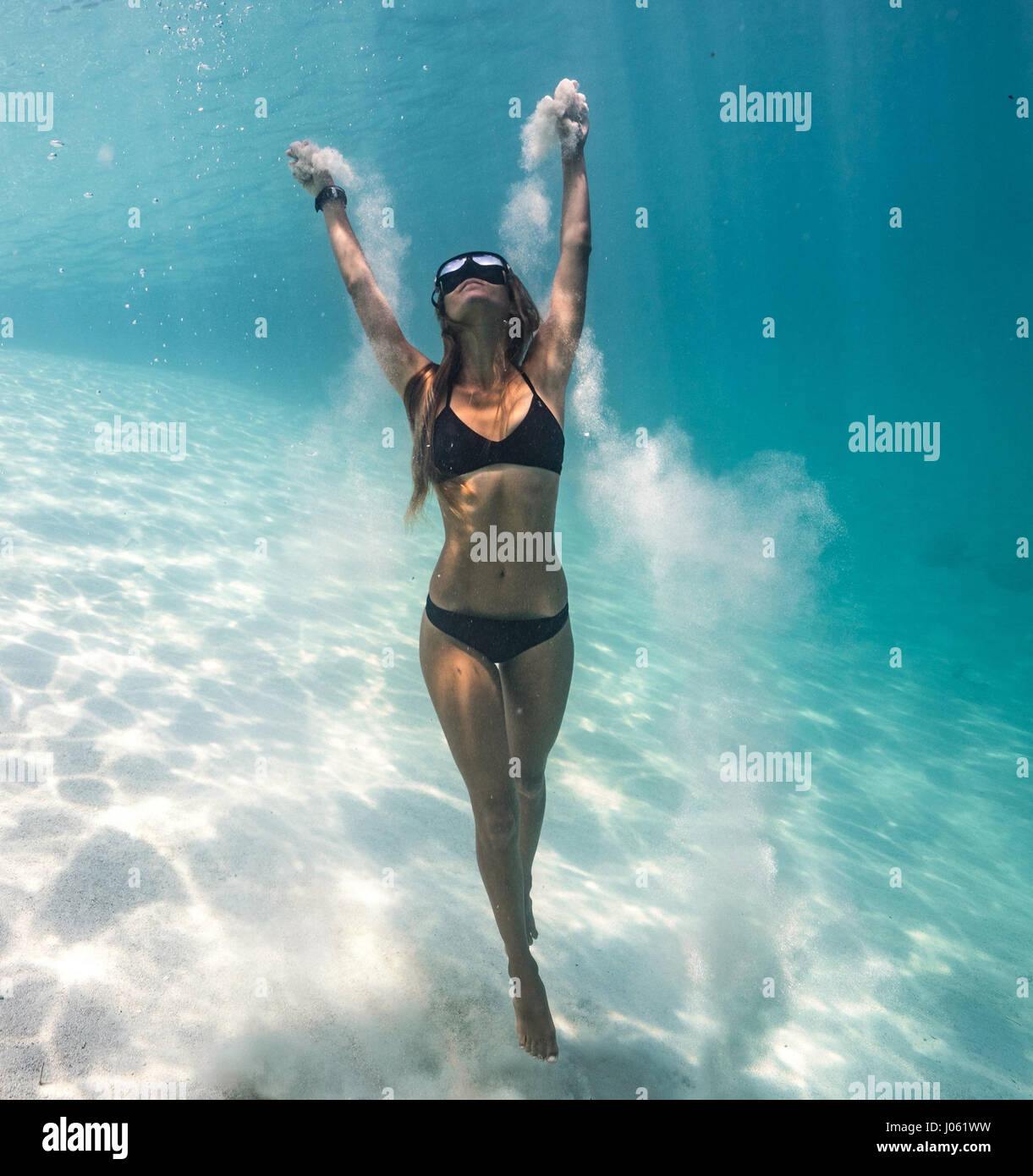 Satisfacer el sorprendente campeón hembra apneista quién usa el yoga para ayudarla a descubrir nuevas profundidades de los océanos del mundo. La serie de imágenes y secuencias de vídeo majestuoso espectáculo formador de profesores de yoga y el apneista, Kate Middleton (29), que puede contener su respiración por un increíble seis-y-uno-mitad-minutos debajo del agua, realizando camello yoga plantea en una piscina piso y golpeando una pose dentro de un hula hoop en el lecho marino. Otras fotografías muestran a Kate realizar ambiciosos posturas de yoga en tierra seca con un socio en una pared y golpeando una división permanente en una puerta. Foto de stock
