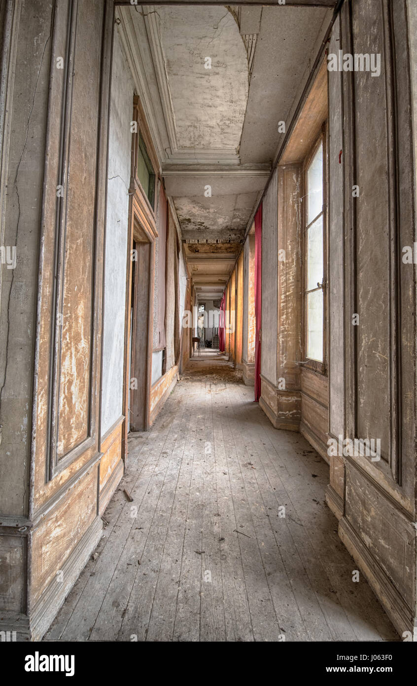 Este misterio abandonado casa goza de un enorme cañón como una pieza  central en el salón que perteneció a un fanático de la guerra ahora  desconocidos. Imágenes fantasmagóricas han revelado una cápsula