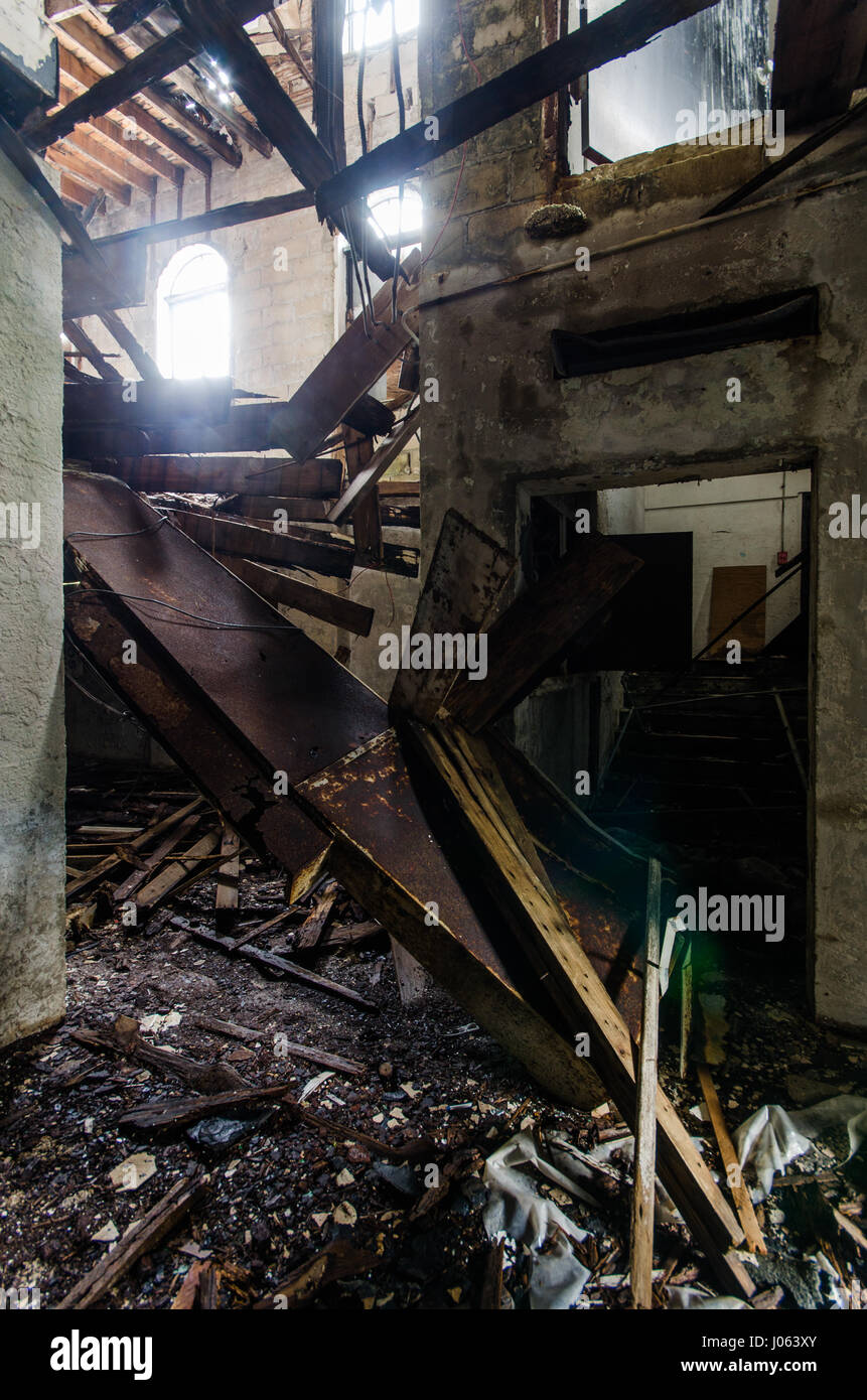 MIAMI, Florida, EE.UU.: fotografías espeluznantes han revelado la decadente restos de la iglesia de Miami que fue comprada por el fundador de la nación supremacista negro movimiento de Yahvé, quien se declaró a sí mismo el Hijo de Dios y conspiró para matar a los blancos norteamericanos. Por el hundimiento de suelos de madera con punta de basura escaleras y paredes revestidos de graffiti la iglesia está muy lejos de su apogeo. Otras fotos muestran muebles vertidos en las habitaciones y una solitaria silla deja en lo que parece un salón principal. Las impresionantes fotos fueron tomadas en el pequeño barrio de Haití por un fotógrafo estadounidense conocido solamente como viñeta. Tomar el St. Foto de stock