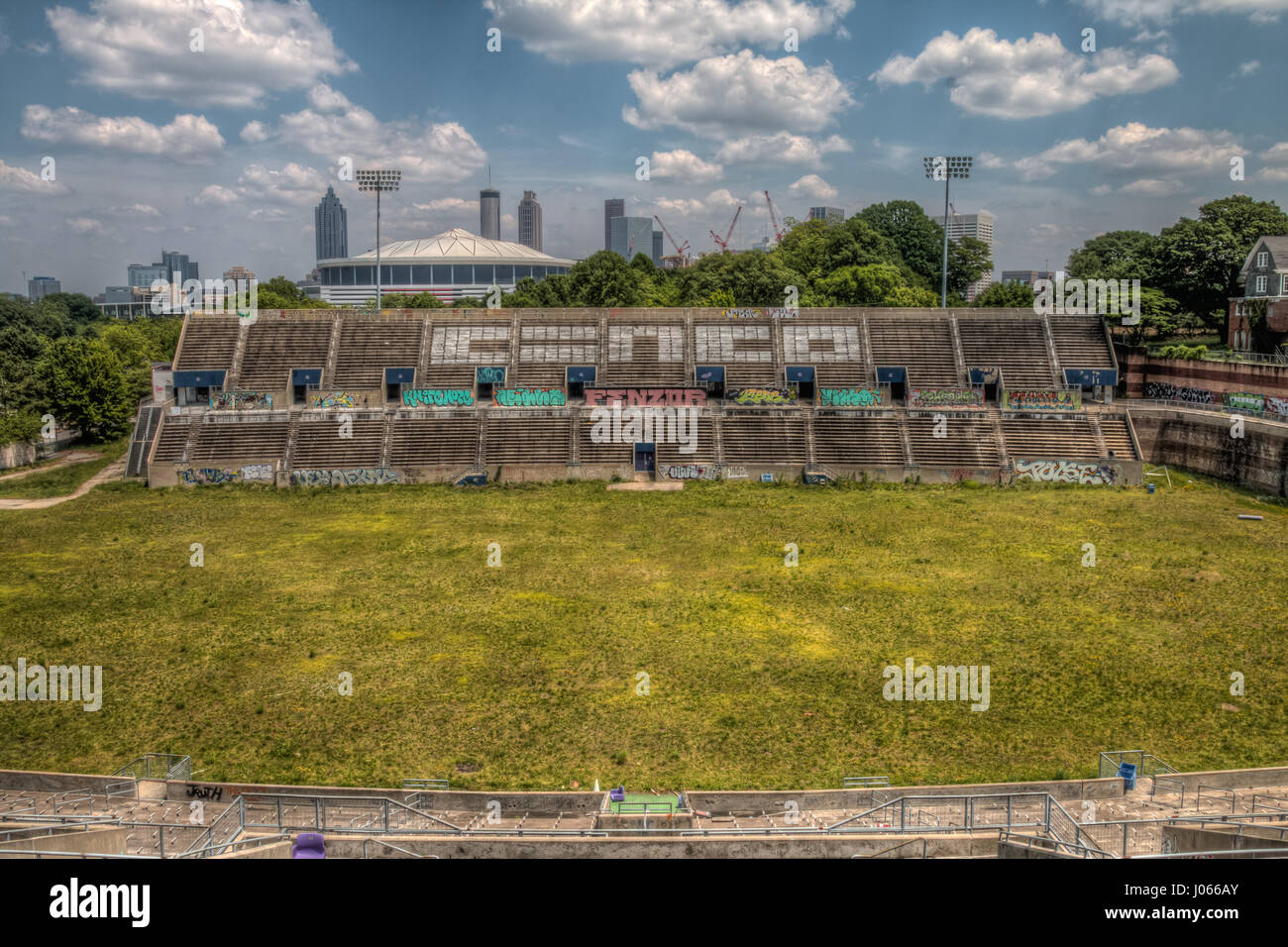 ATLANTA, EE.UU.: imágenes fantasmagóricas han revelado las ruinas abandonadas de un estadio de fútbol americano que hospedó a campo de hockey durante los Juegos Olímpicos de 1996. Impresionantes fotos muestran desintegrando pedestales de hormigón cubierto con vistas a un campo de fútbol lleno de dandy leones y otras malas hierbas. Otras imágenes muestran las entrañas del estadio que han sufrido a manos de los vándalos de graffiti adorna cada pared. Los espectaculares broches Alonzo fueron tomadas en el Herndon Stadium en Atlanta, EE.UU. por el fotógrafo local Jeff Hagerman (36). Foto de stock