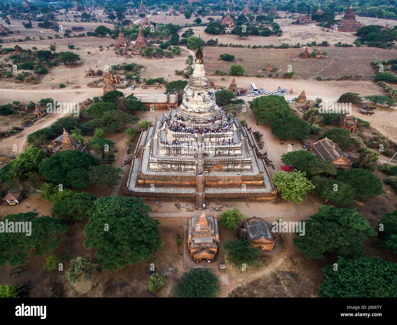 BAGAN, Myanmar: la Pagoda Shwesandaw contiene una serie de cinco terrazas, coronada con una stupa cilíndrico, el cual tiene un paraguas bejewelled. La pagoda fue construida por el rey Anawrahta en 1057. Increíble antena drone fotografías de trescientos veinte pies en el aire, han sido capturados por un fotógrafo amateur. Imágenes y vídeo muestra los antiguos templos alrededor de Birmania, ahora conocida como Myanmar, desde arriba. Exhibiendo su elegancia y su dominio sobre el paisaje. Ingeniero de India Pradeep Raja (28) de Tamilnadu, viajó a Bagan, Myanmar para disparar estos disparos vertiginoso, gastando un total de s Foto de stock