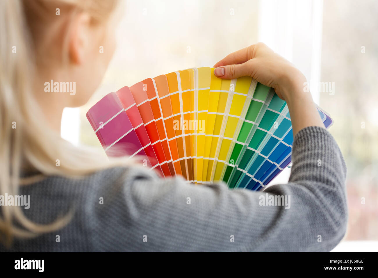 Diseñador de mujer elegir diseño interior de color de la paleta Muestras Foto de stock