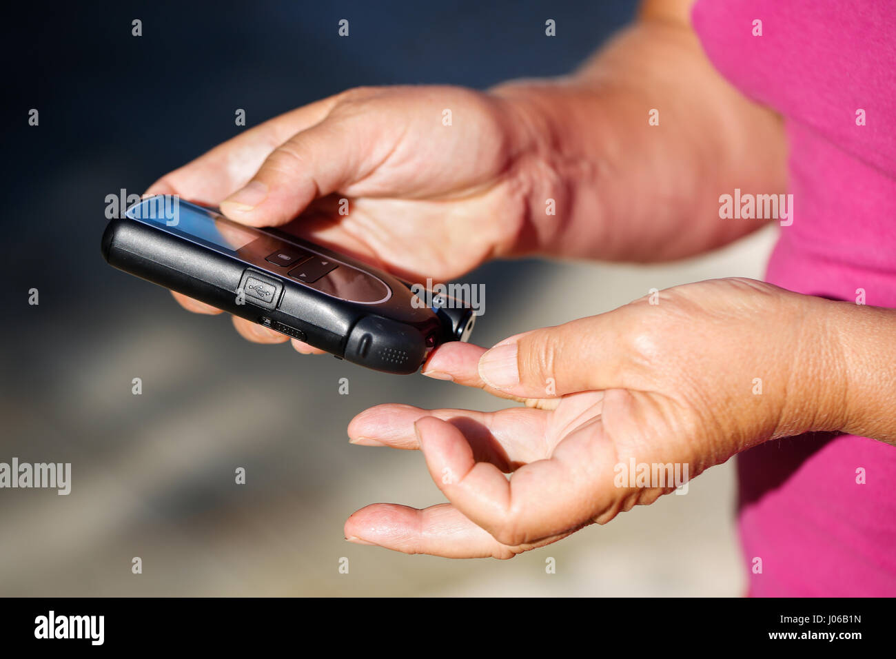 medidor de glucosa en sangre, el valor de azúcar en sangre se mide en un  dedo Fotografía de stock - Alamy