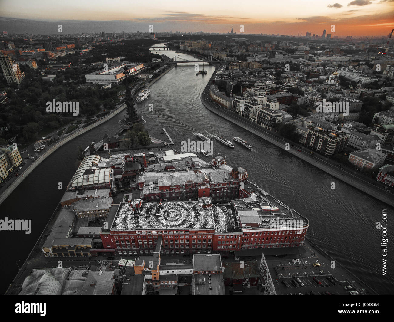 Moscú, Rusia: Fiesta sus ojos sobre lo que podría ser el trabajo más grande del mundo de la caligrafía. La palabra escrita ha acabo mayor como mostrado por esta increíble rooftop caligrafía pintura que tiene más de 17 mil pies cuadrados (1.625 metros cuadrados) de tamaño. Esta obra maestra de caligrafía en la azotea de Moscú por el artista de graffiti Pokras Pampas eclipsa el anterior caligrafía más grande del mundo. Este fue el 10.764 pies cuadrados de desplazamiento de China suscribió el año pasado por el calígrafo Luo Sangui. Veintitrés años, Pokras ruso utiliza un cepillo de tres pies de ancho y 730 litros de pintura blanca a lo largo de un período de dos Foto de stock