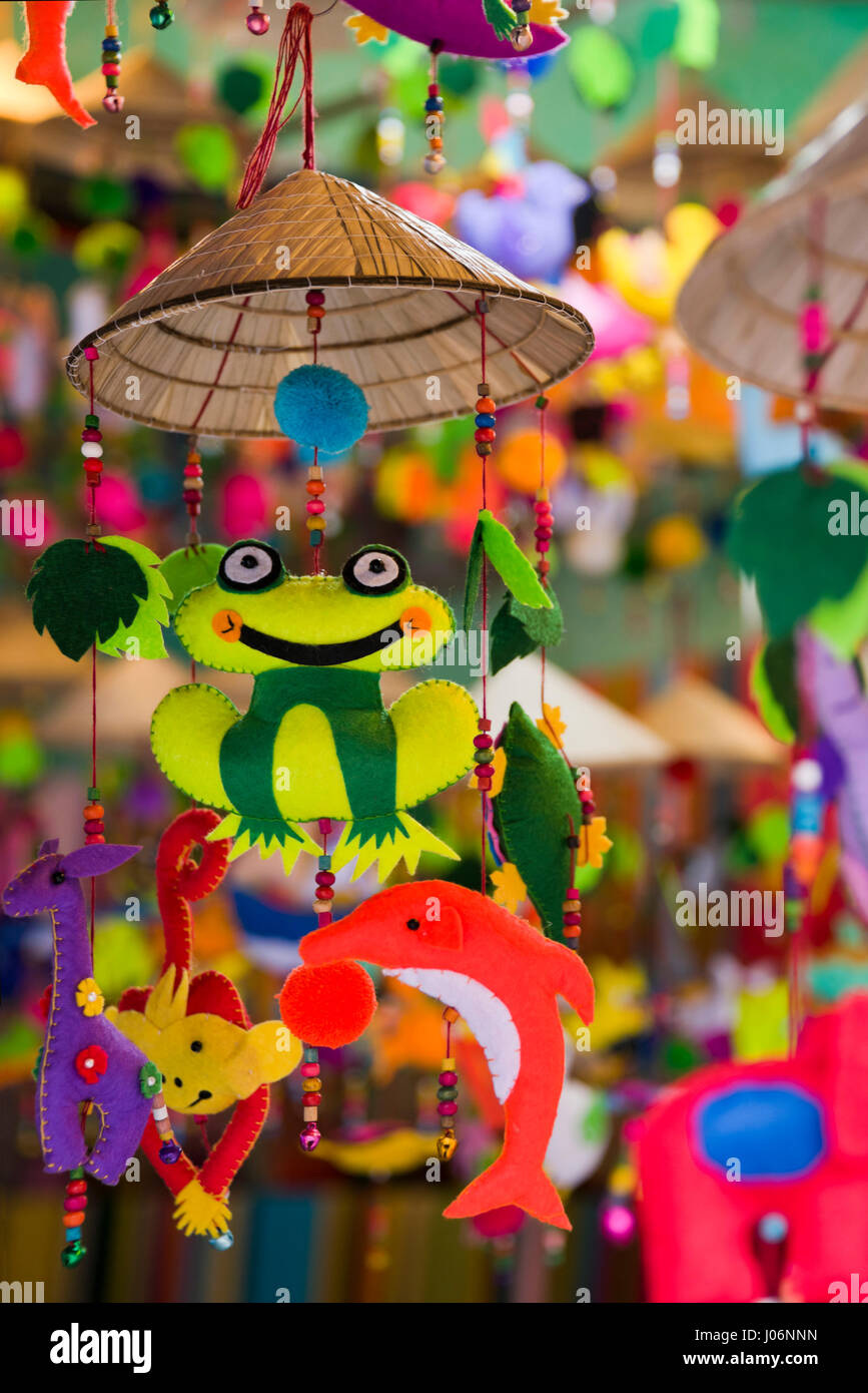 Visión vertical de colores brillantes móviles artesanales en venta en  Vietnam Fotografía de stock - Alamy