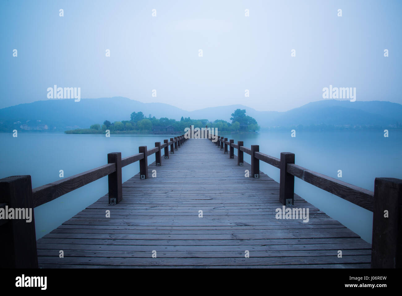 Puente chino y pavillon por el lago en amanecer NanBei Lago Zhejiang de China Foto de stock
