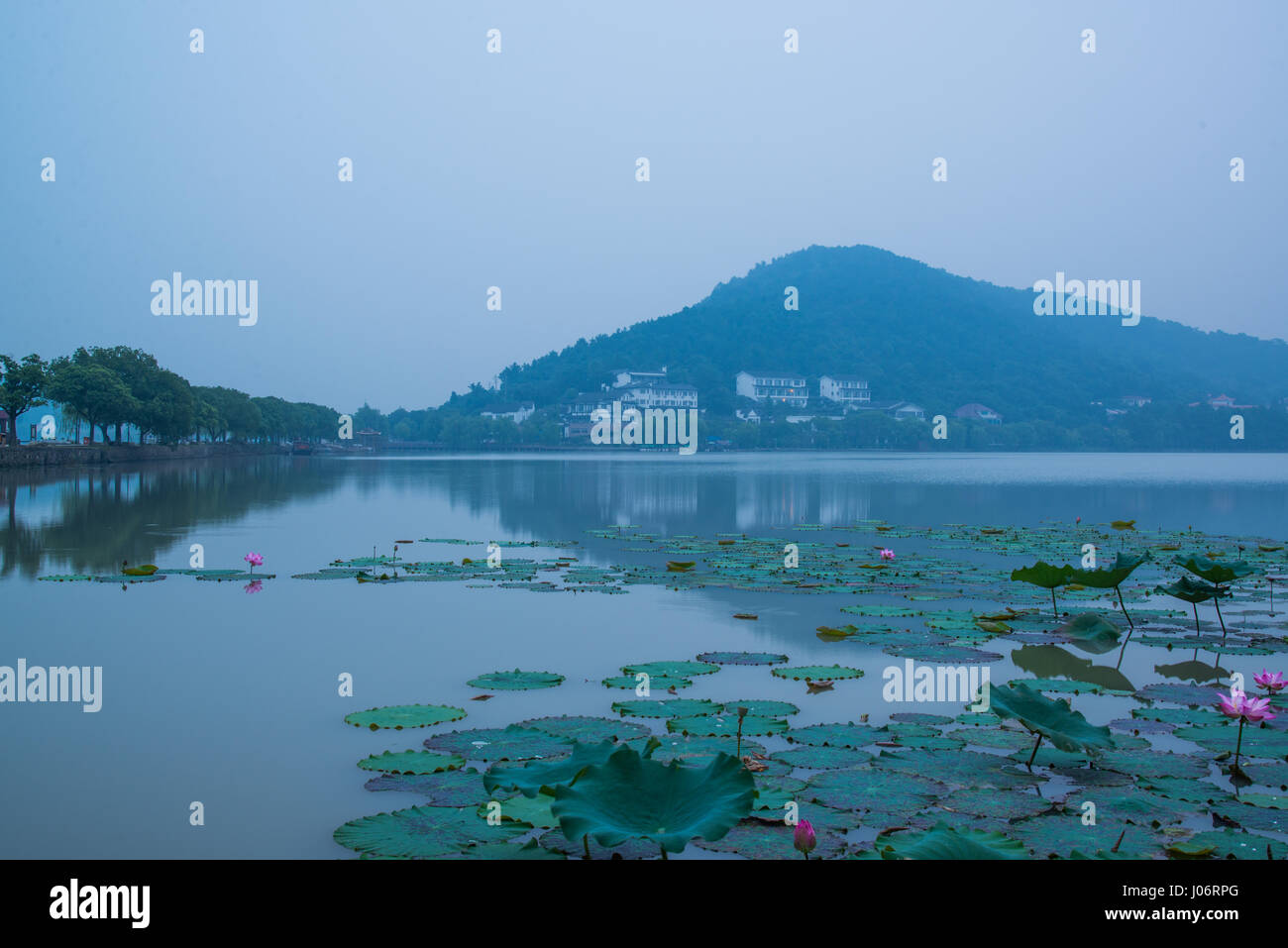 Puente chino y pavillon por el lago en amanecer NanBei Lago Zhejiang de China Foto de stock