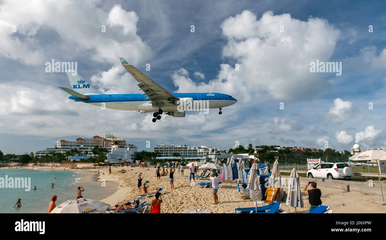 KLM jet del pasajero está a punto de aterrizar en el aeropuerto Princesa Juliana de Saint Martin. Foto de stock