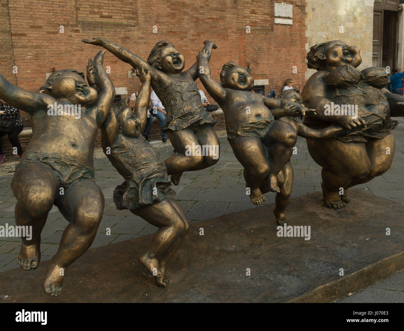 Estatuas de bronce en la calle, Siena, Toscana, Italia Foto de stock