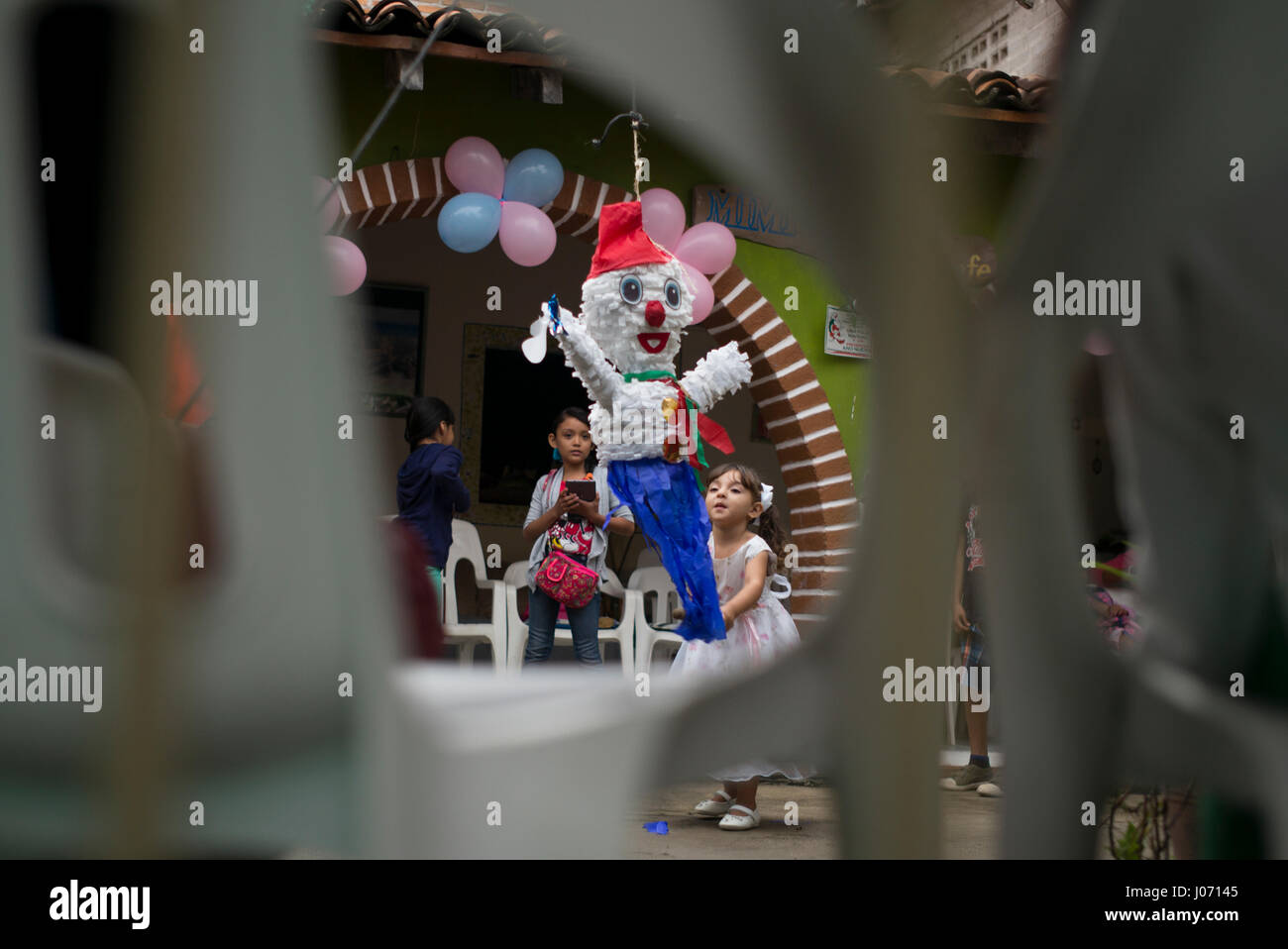 Niños jugando con pinata, Yelapa, Jalisco, México Fotografía de stock