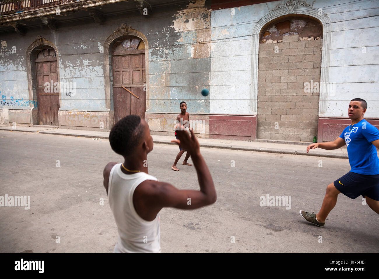 Los jóvenes cubanos jugando a Balonmano en la calle, en la Habana Vieja, Cuba. Foto de stock