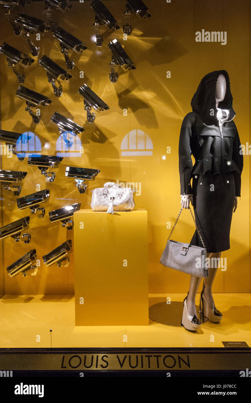 Ventana De La Tienda Louis Vuitton Con 2 Maniquíes Femeninas Con
