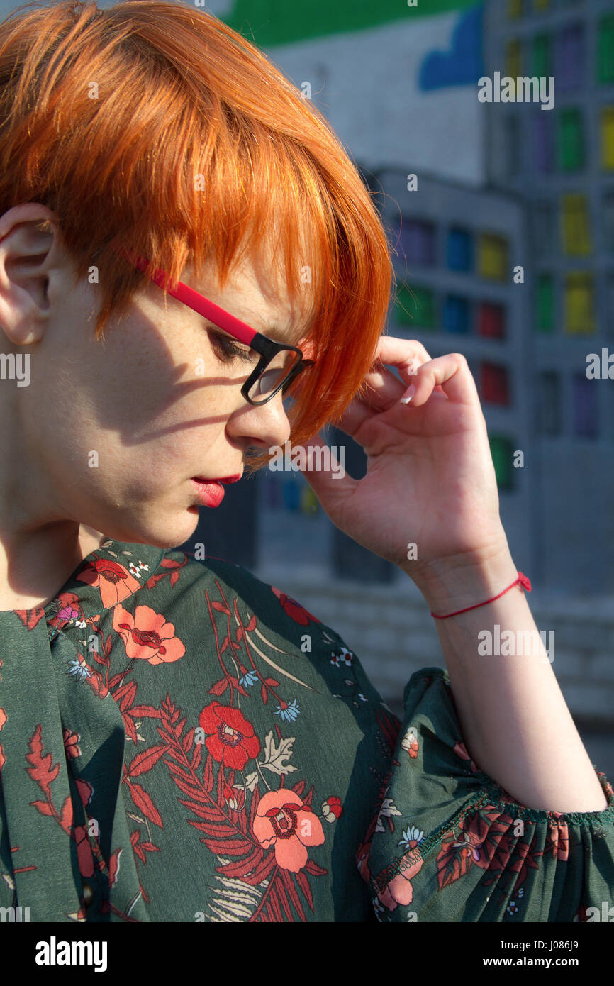 La chica con el cabello corto rojo con gafas de risas Fotografía de stock -  Alamy