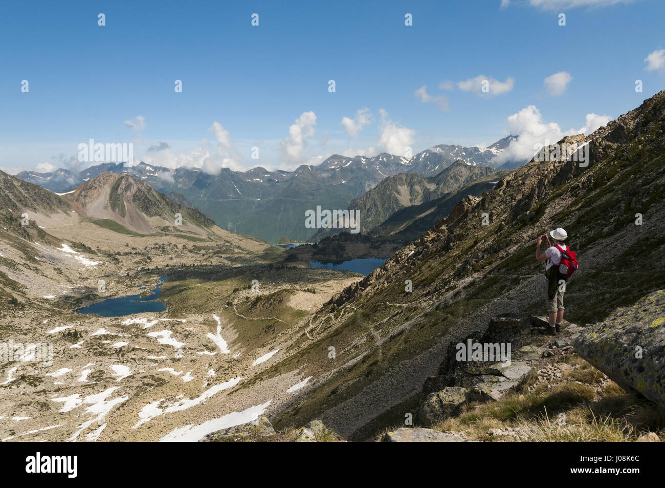 Francia, Pirineos, Reserva Natural de Neouvielle, paisaje con caminante Foto de stock