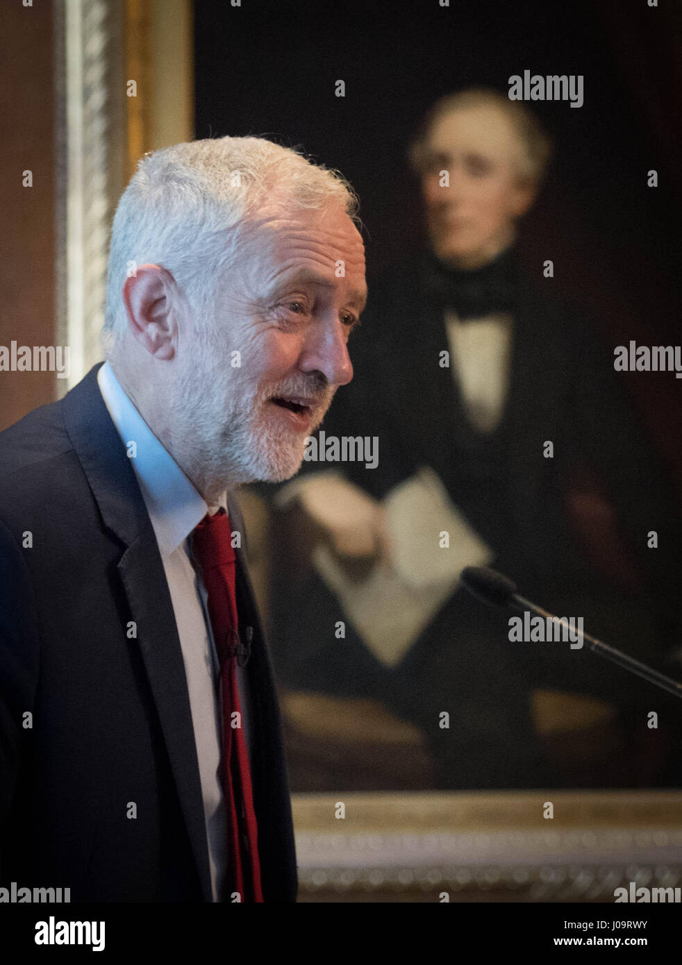 Dirigente del Partido Laborista Jeremy Corbyn pronuncia un discurso en la Federación de Pequeñas Empresas en Londres, donde prometió combatir la cultura de la morosidad que está obligando a más de 50.000 pequeñas empresas fuera del negocio cada año. Foto de stock