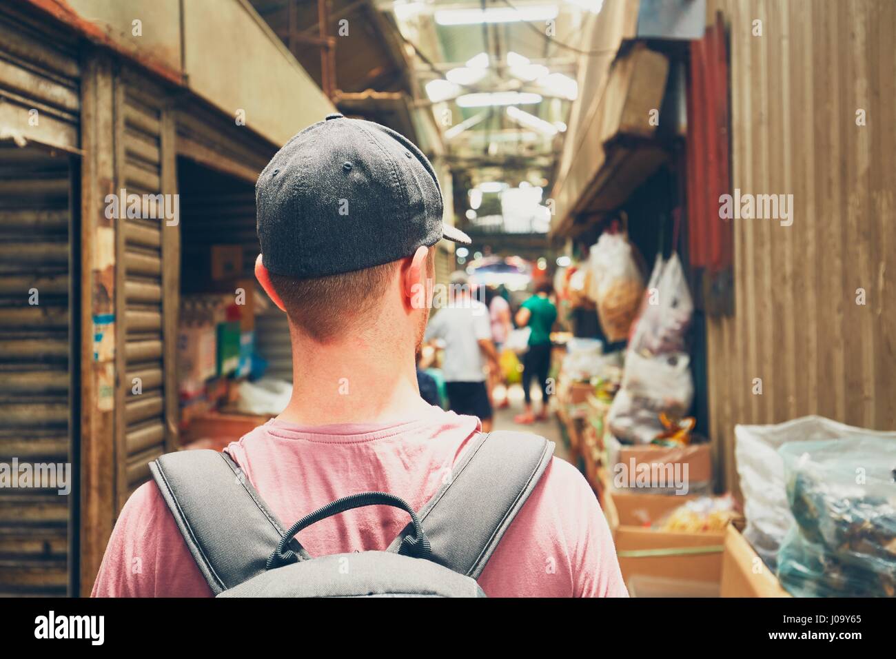 Joven viajero con mochila en la calle del mercado en Chinatown, Kuala  Lumpur, Malasia Fotografía de stock - Alamy