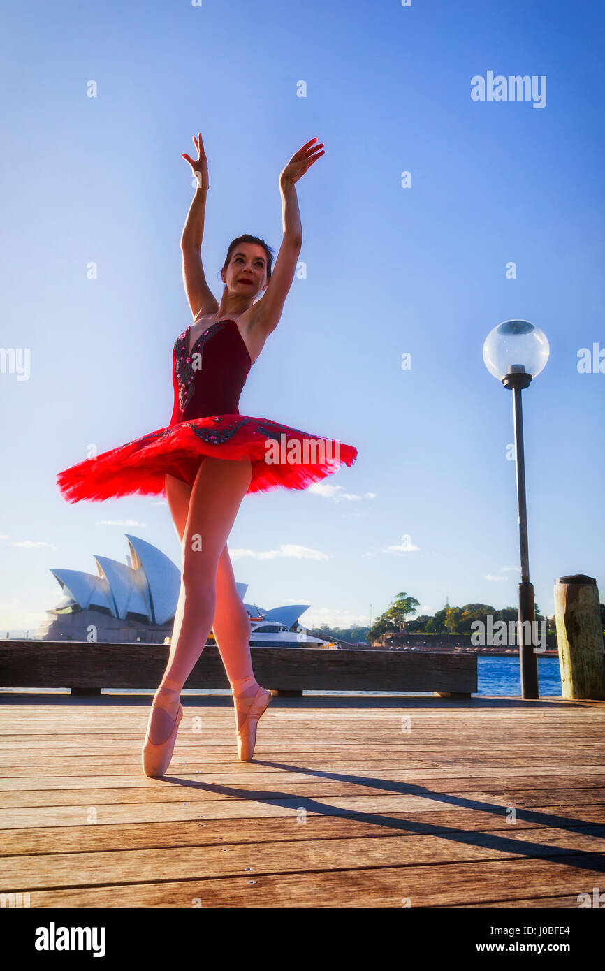 Niña Como Una Bailarina De Ballet En El Tutú Azul, Aislados En Fondo Blanco  Fotos, retratos, imágenes y fotografía de archivo libres de derecho. Image  16898266