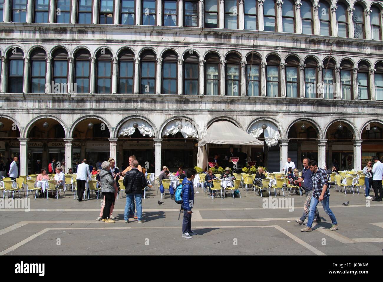 Por la mañana en la plaza de San Marcos. No hay muchos turistas, sin embargo, la cafetería de la calle está casi vacía. Italia, Europa. Foto de stock