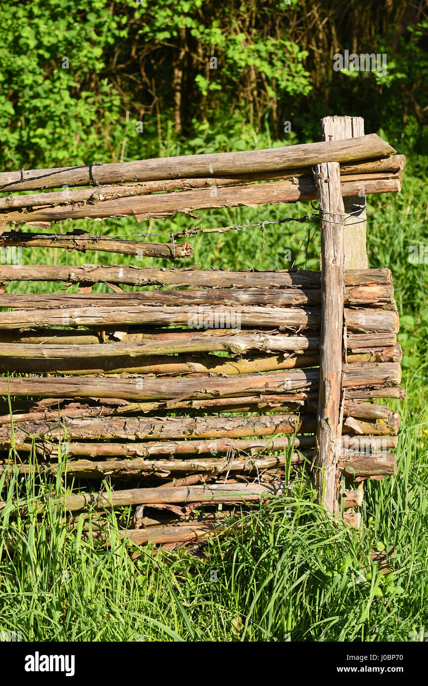 Valla de palos de madera Fotografía de stock - Alamy