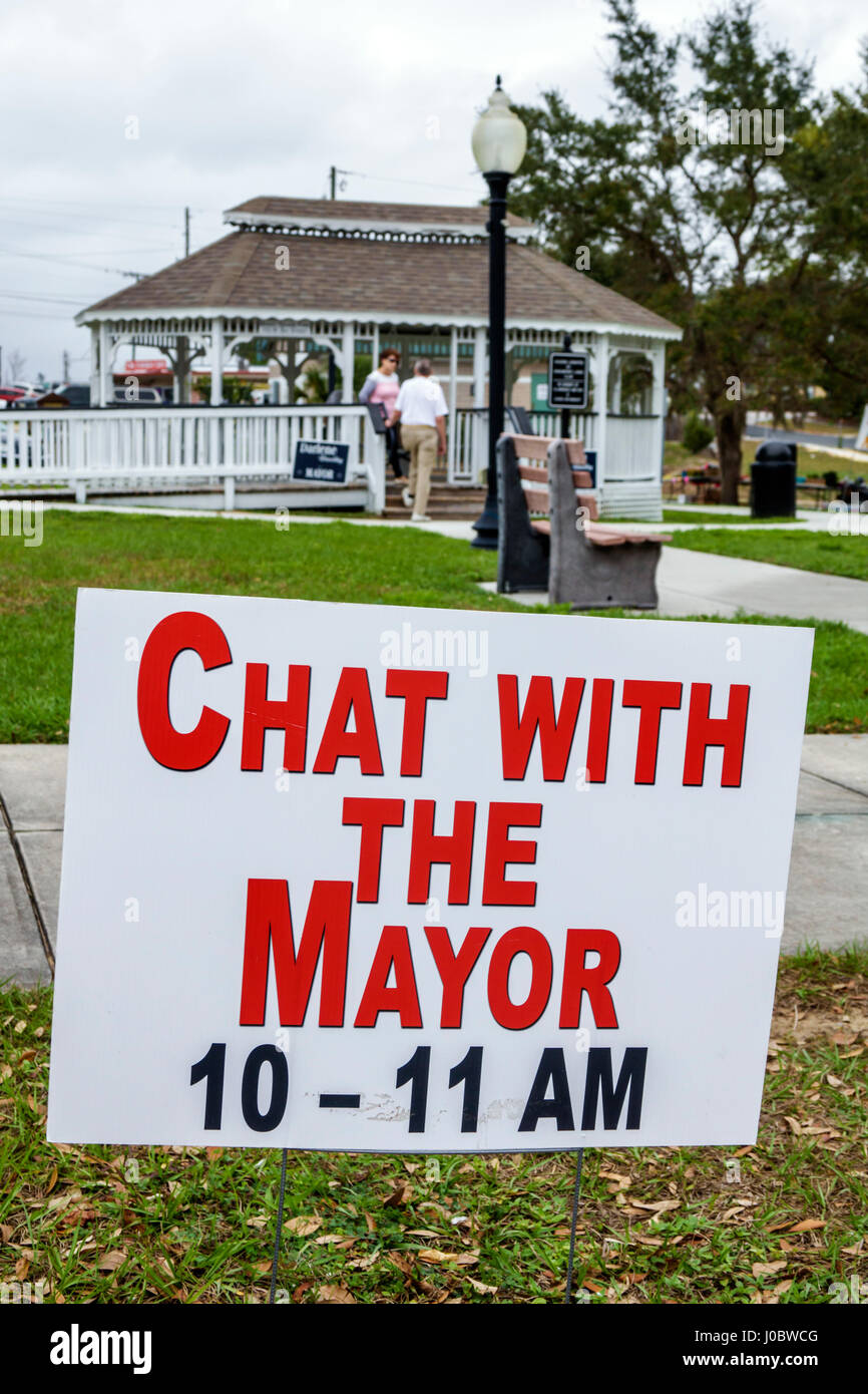 Florida Davenport,Plaza del Mercado,pequeña ciudad,centro histórico,cenador,charla con el Alcalde,elección local,campaña,FL170222199 Foto de stock