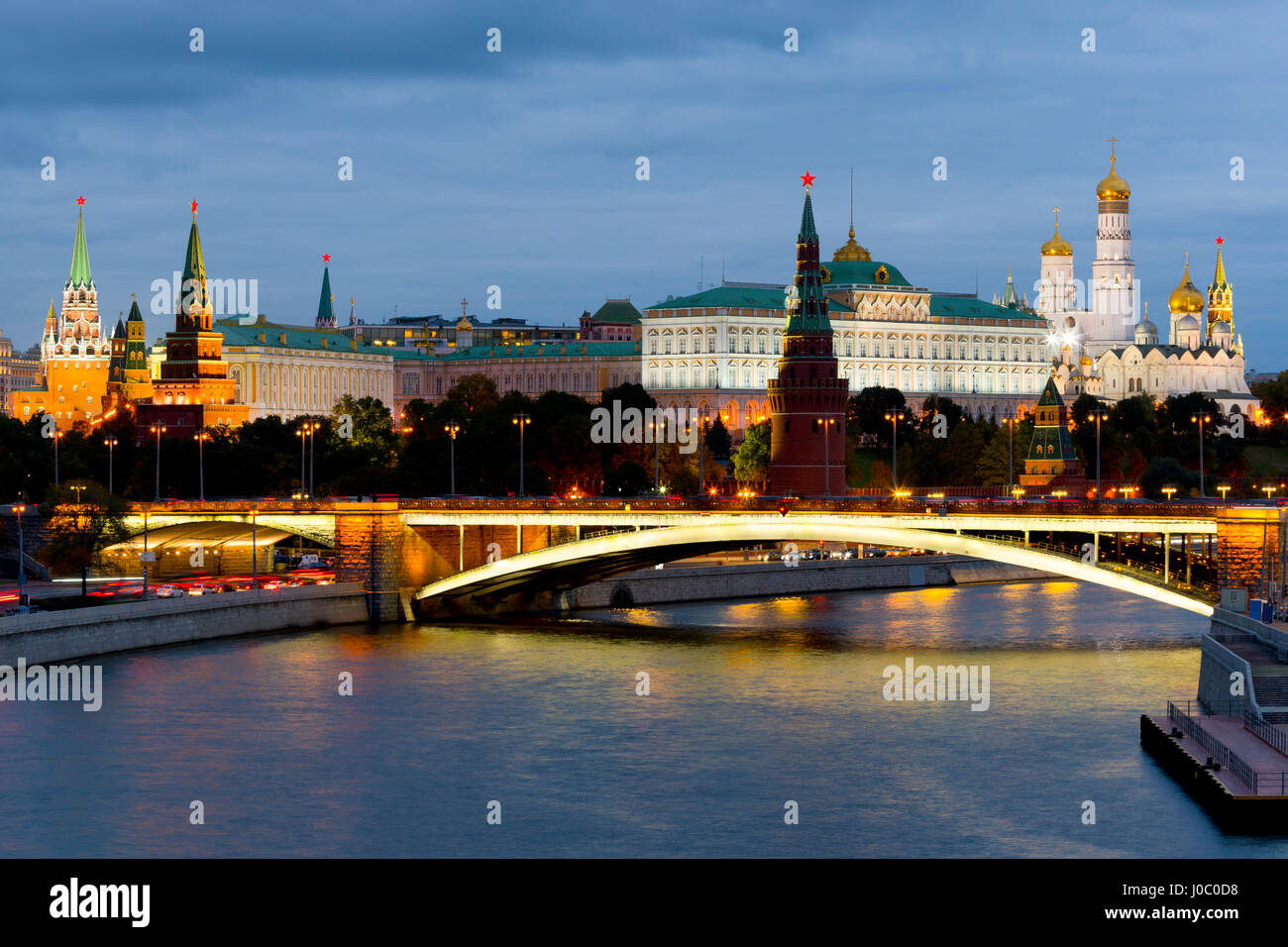 Vista del Kremlin en la orilla del río Moscú, Moscú, Rusia Foto de stock