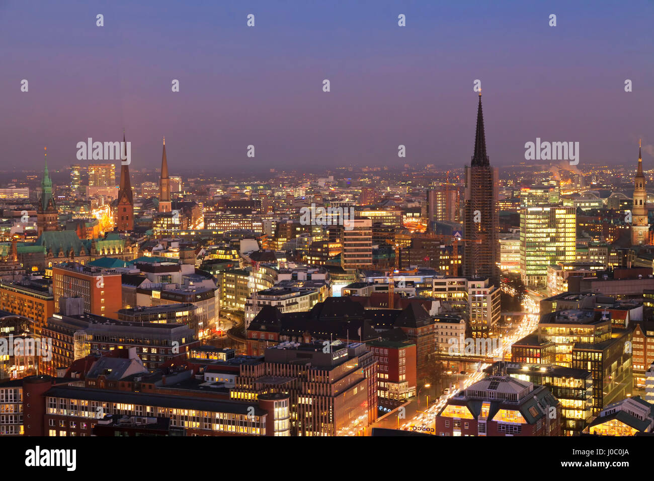 Vista sobre el centro de la ciudad por la noche, la ciudad hanseática de Hamburgo, Alemania Foto de stock