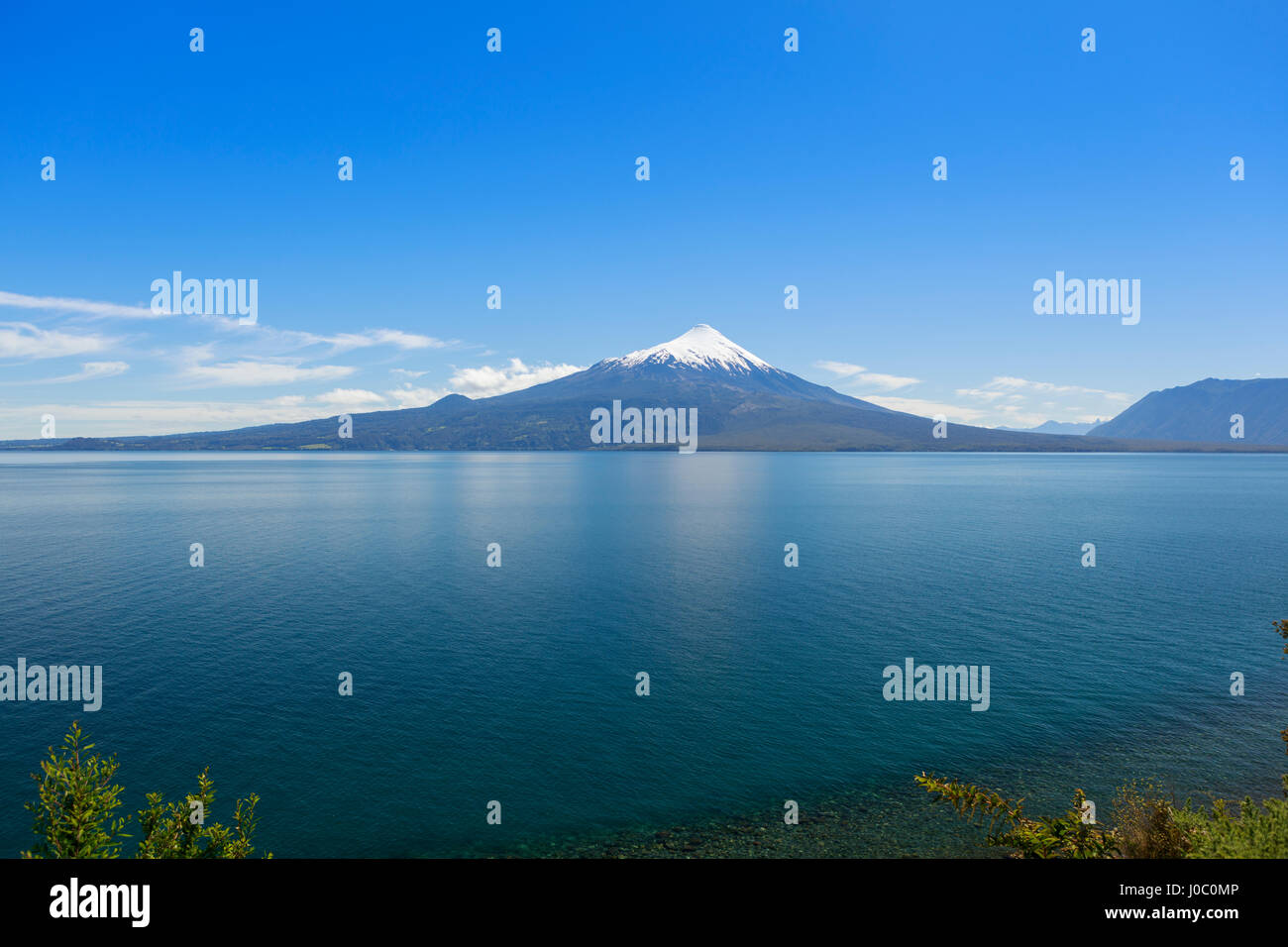 Los 2652 metros de altura del volcán Osorno, un estratovolcán cónico, en el norte de la Patagonia, cerca de Puerto Montt, Chile. Foto de stock