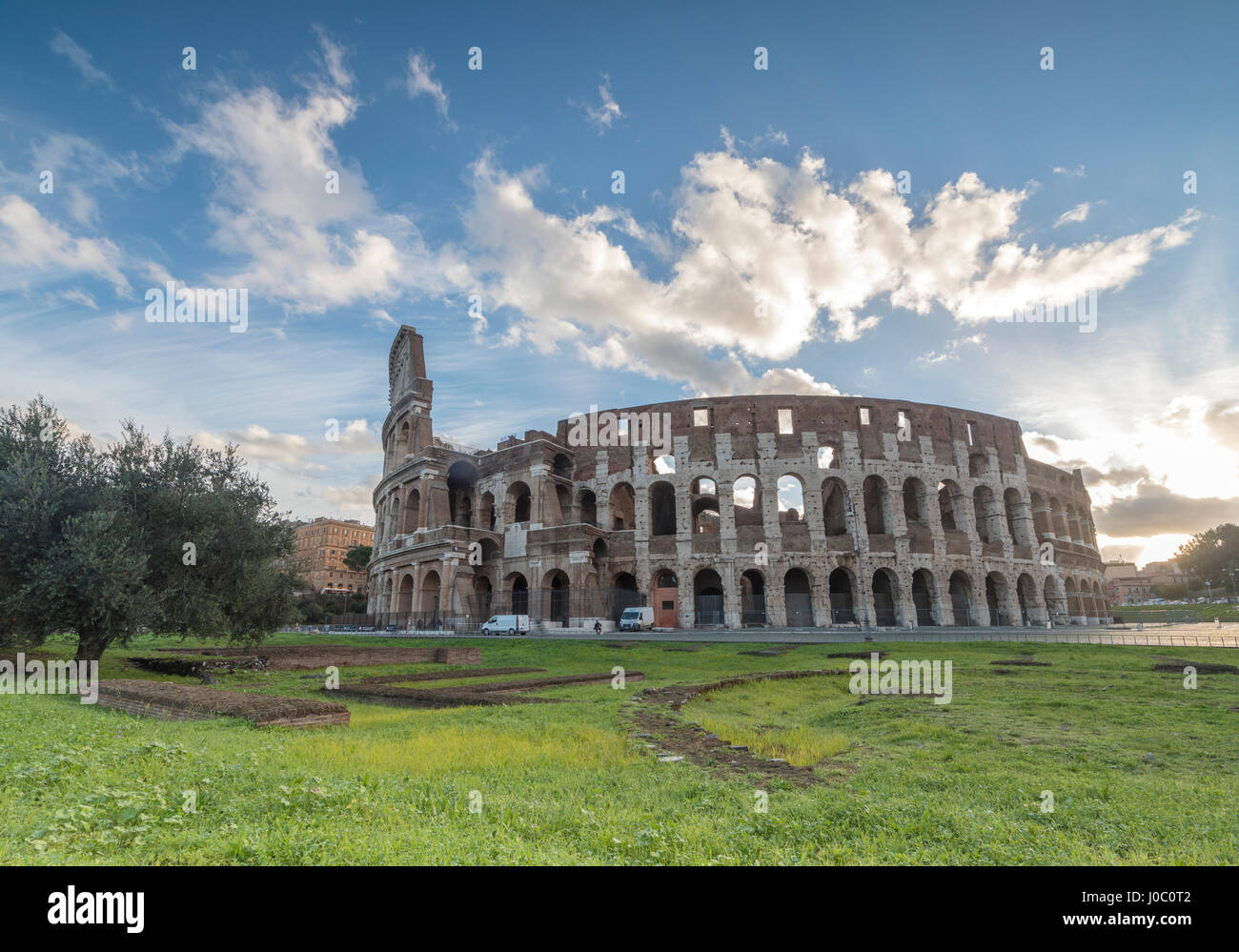 Cielo azul al amanecer fotogramas del antiguo Coliseo (Anfiteatro Flavio), Sitio de Patrimonio Mundial de la UNESCO, Roma, Lazio, Italia Foto de stock