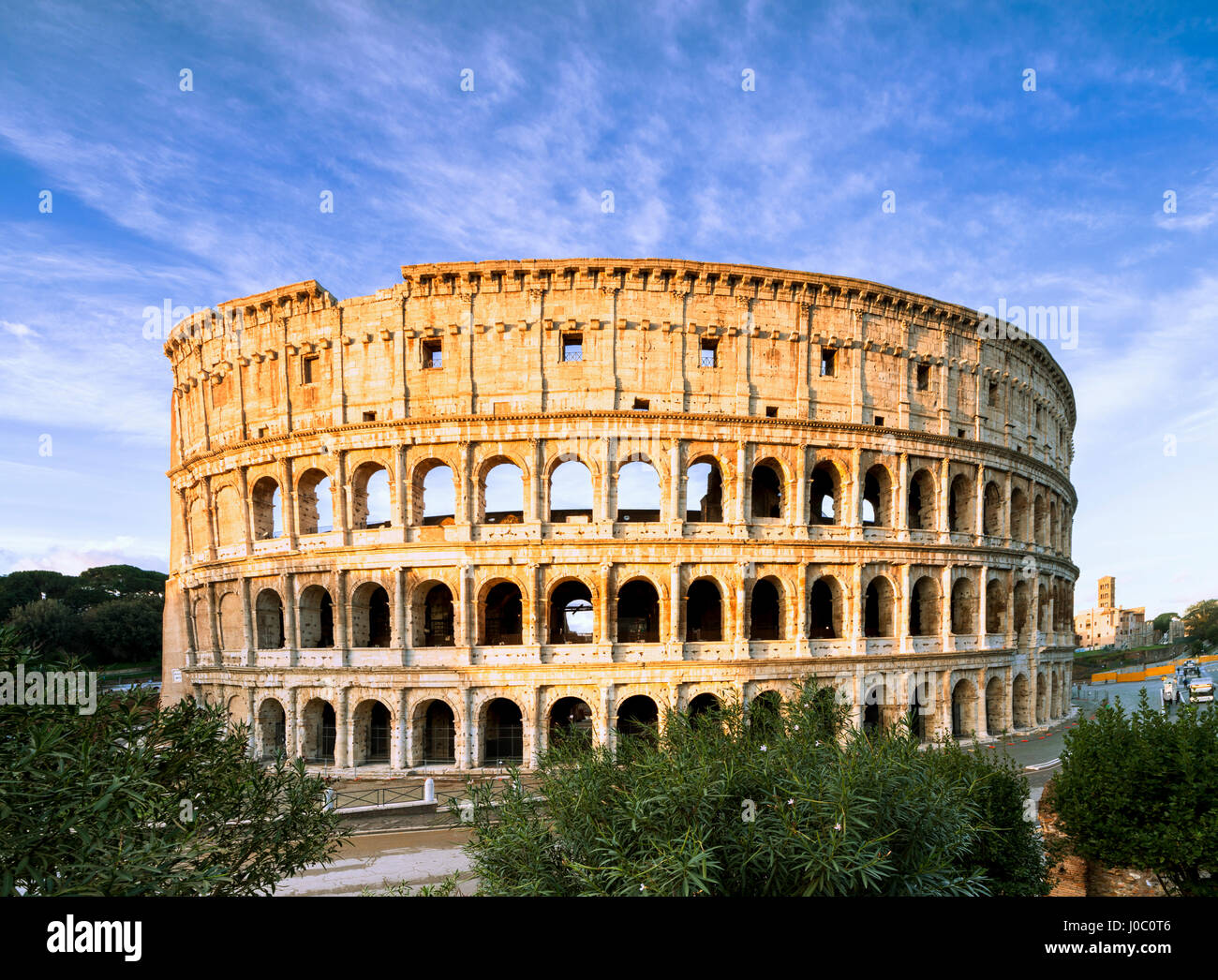 Cielo azul al amanecer fotogramas del antiguo Coliseo (Anfiteatro Flavio), Sitio de Patrimonio Mundial de la UNESCO, Roma, Lazio, Italia Foto de stock