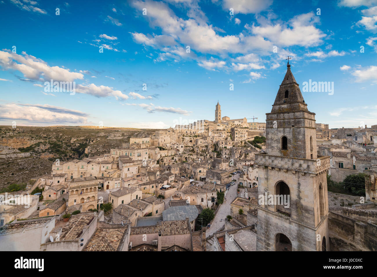 Vista de la antigua ciudad y centro histórico llamado Sassi, encaramado en las rocas en la cima de la colina, Matera, Basilicata, Italia Foto de stock