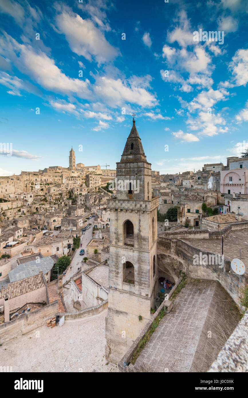 Vista de la antigua ciudad y centro histórico llamado Sassi, encaramado en las rocas en la cima de la colina, Matera, Basilicata, Italia Foto de stock